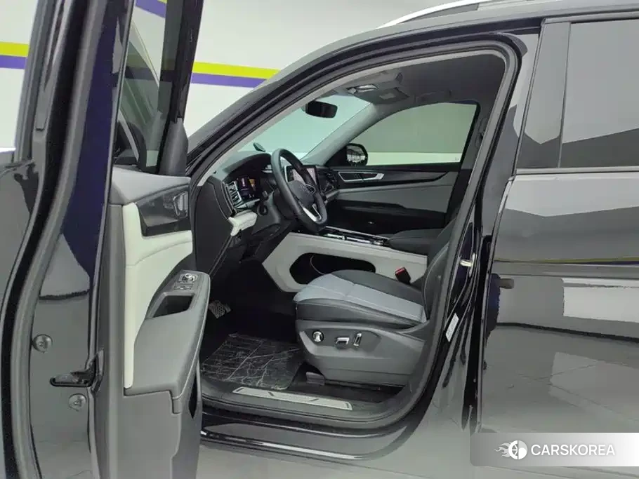 Volkswagen Touareg 2024 Черный из Китая