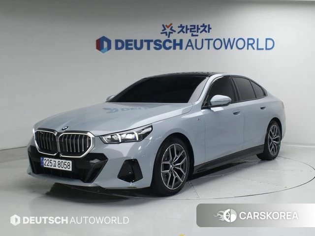 BMW 5 Series (G60) 2024 Серебристо-серый из Кореи