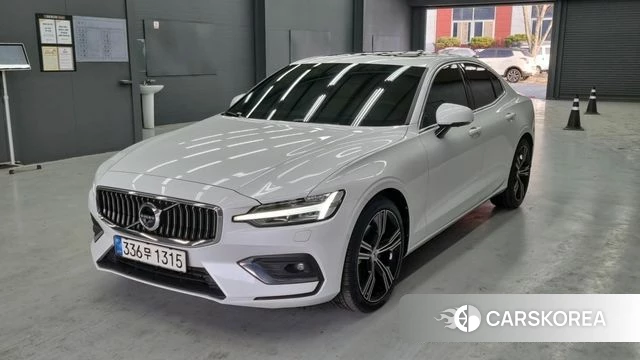 Volvo S60 3rd generation 2021 Жемчужный цвет из Кореи