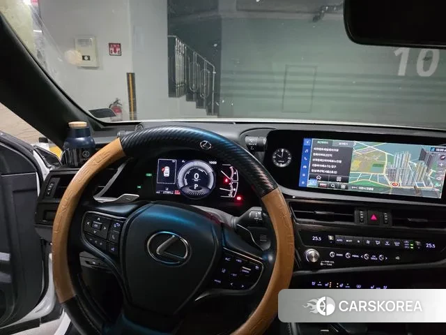 Lexus ES300h 7th generation 2024 Белый из Кореи