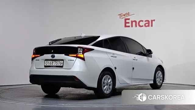 Toyota Prius 4th Generation 2020 Белый из Кореи