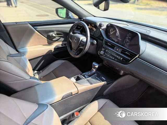 Lexus ES 2022 Серебристо-серый из Китая