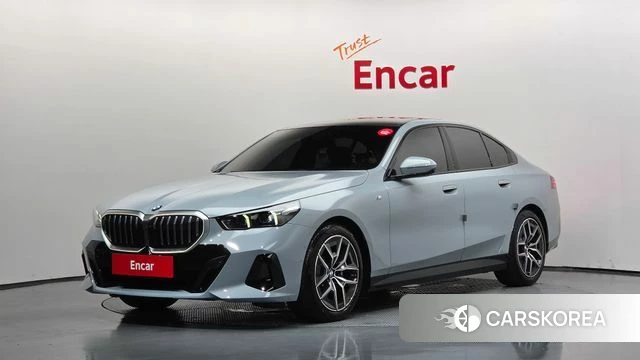 BMW 5 Series (G60) 2025 Цвет галактики из Кореи