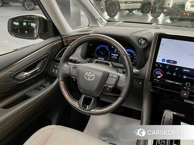 Toyota Elfa 2025 Белый из Китая