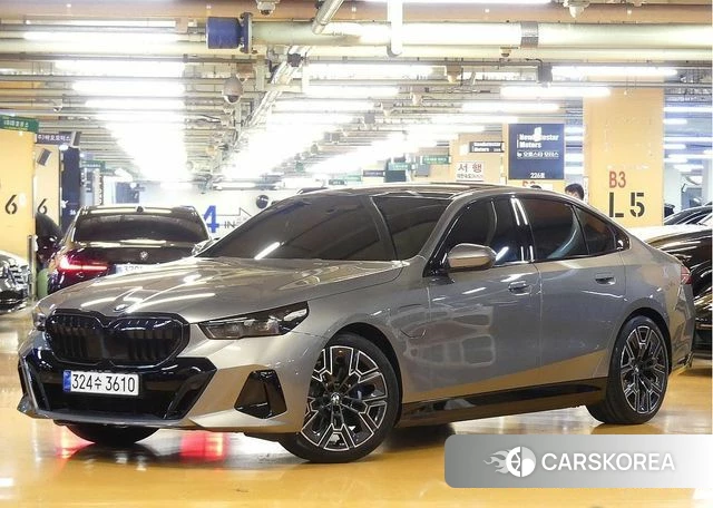 BMW 5 Series (G60) 2026 Серебристо-серый из Кореи