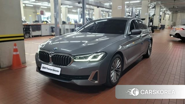 BMW 5 Series (G30) 2023 Серебристо-серый из Кореи