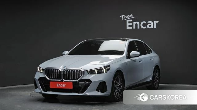 BMW 5 Series (G60) 2024 Серебристо-серый из Кореи