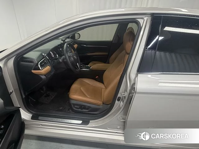 Toyota Camry 2021 Темно-серый из Китая