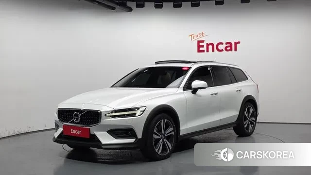 Volvo V60 Cross-Country 2nd Generation 2020 Белый из Кореи