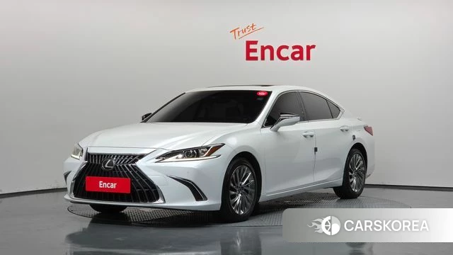 Lexus ES300h 7th generation 2023 Белый из Кореи