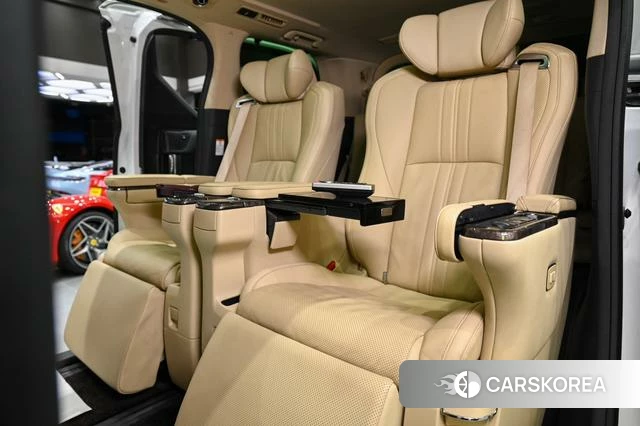 Toyota Elfa 2022 Белый из Китая