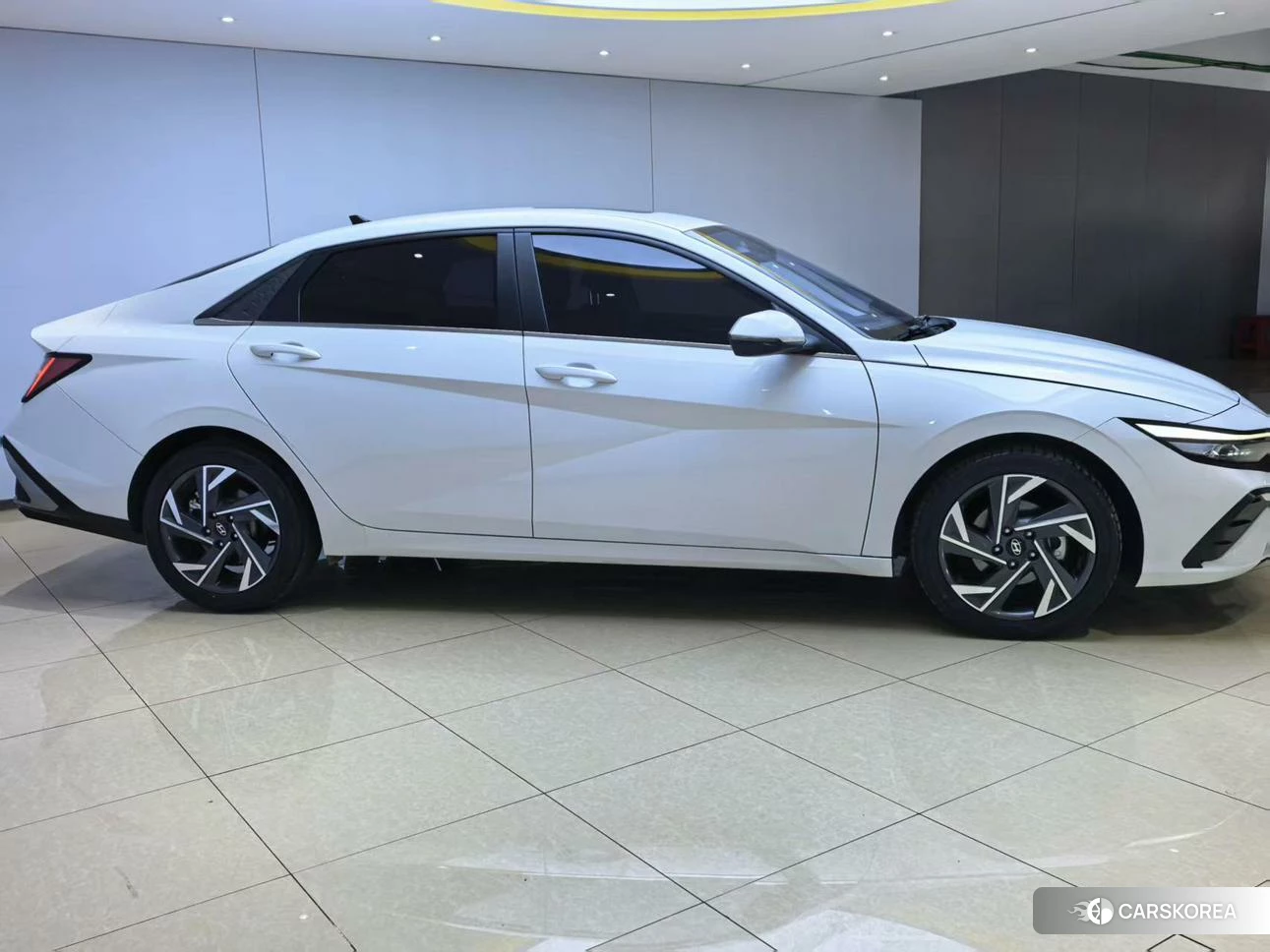 Hyundai Elantra 2023 Белый из Китая