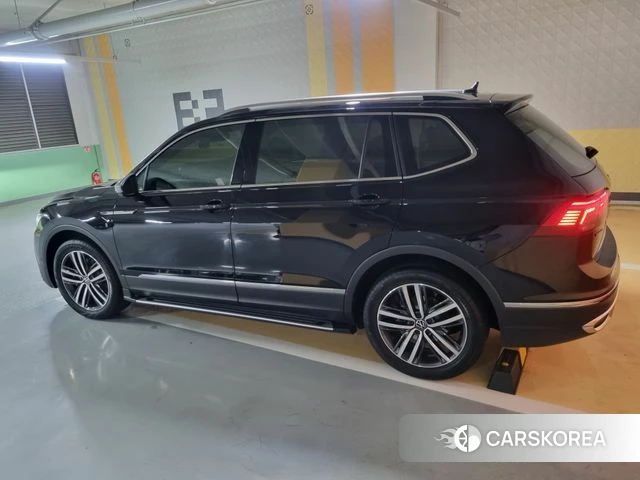 Volkswagen Tiguan Allspace 2023 Черный из Кореи