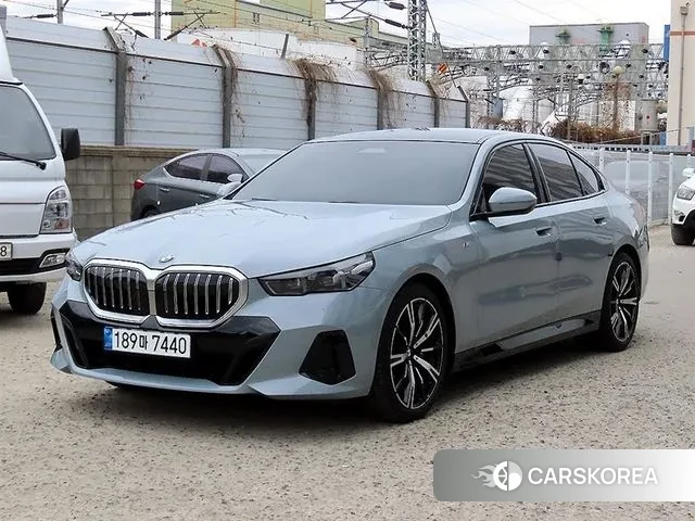 BMW 5 Series (G60) 2025 Серебристо-серый из Кореи
