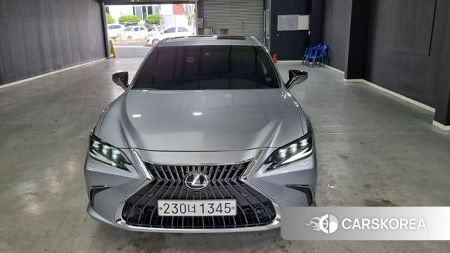 Lexus ES300h 7th generation 2023 Серебристо-серый из Кореи