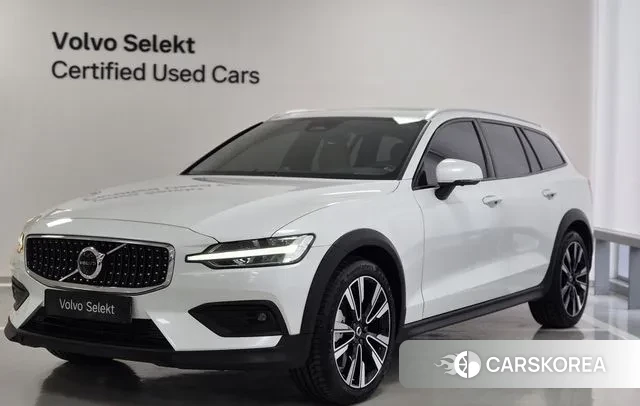 Volvo V60 Cross-Country 2nd Generation 2025 Белый из Кореи