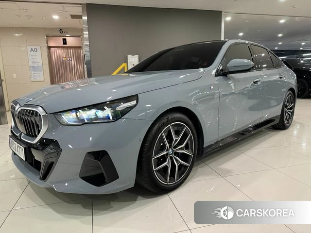 BMW 5 Series (G60) 2024 Светло-серебряный цвет из Кореи