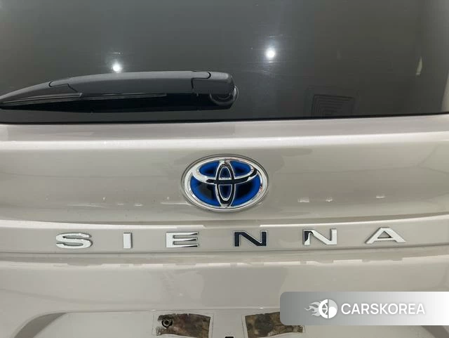 Toyota Saina 2022 Серебристо-серый из Китая