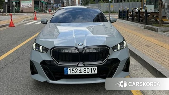 BMW 5 Series (G60) 2026 Светло-серебряный цвет из Кореи