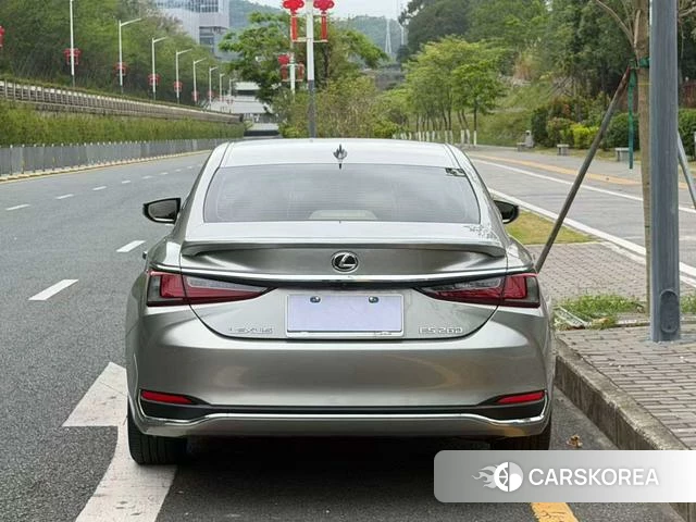 Lexus ES 2023 Серебристо-серый из Китая