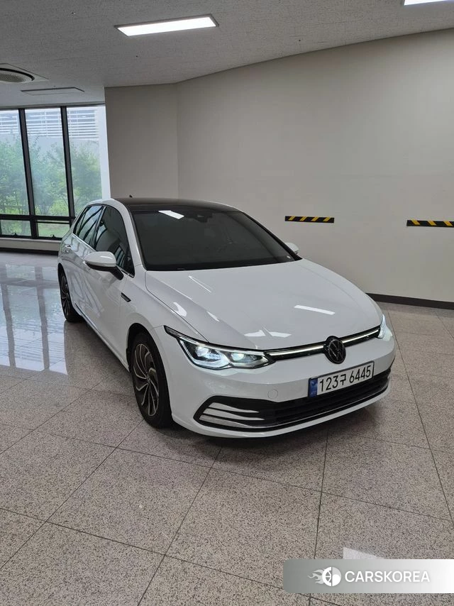 Volkswagen Golf 8th Generation 2023 Белый из Кореи