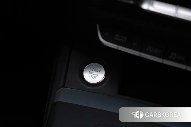 Audi Q5L 2021 Черный из Китая