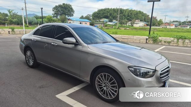 Mercedes-Benz E-Class W213 2023 Песочный из Кореи