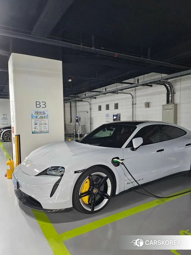 Porsche Taycan 2023 Серебристо-серый из Кореи