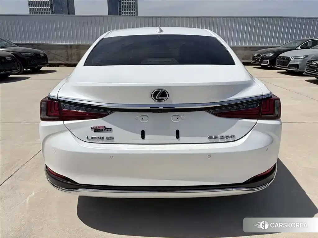 Lexus ES 2023 Белый из Китая