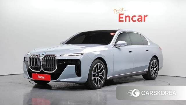 BMW 7 Series (G70) 2024 Светло-серебряный цвет из Кореи