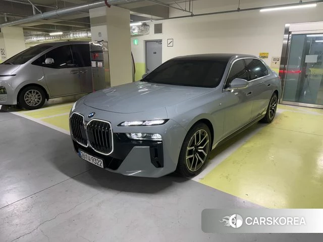 BMW 7 Series (G70) 2024 Небесно-голубой из Кореи