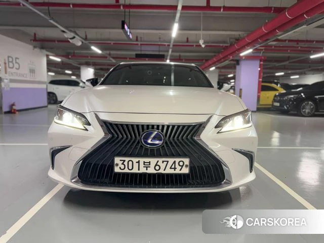 Lexus ES300h 7th generation 2020 Белый из Кореи
