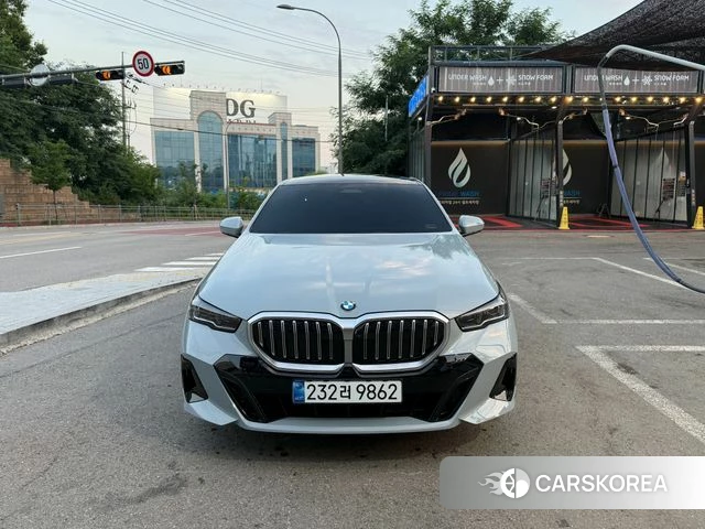BMW 5 Series (G60) 2025 Серебристо-серый из Кореи