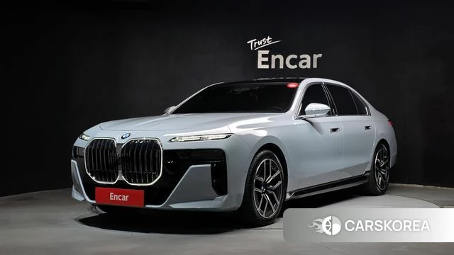 BMW 7 Series (G70) 2025 Светло-серебряный цвет из Кореи