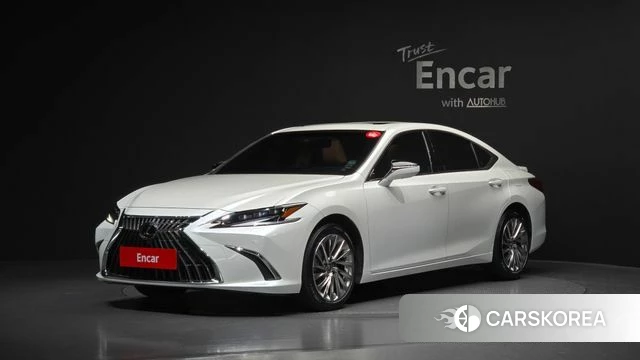 Lexus ES300h 7th generation 2023 Белый из Кореи