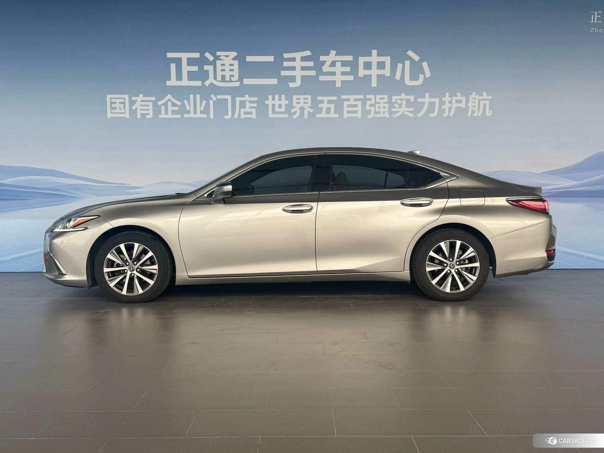 Lexus ES 2019 Серебристо-серый из Китая
