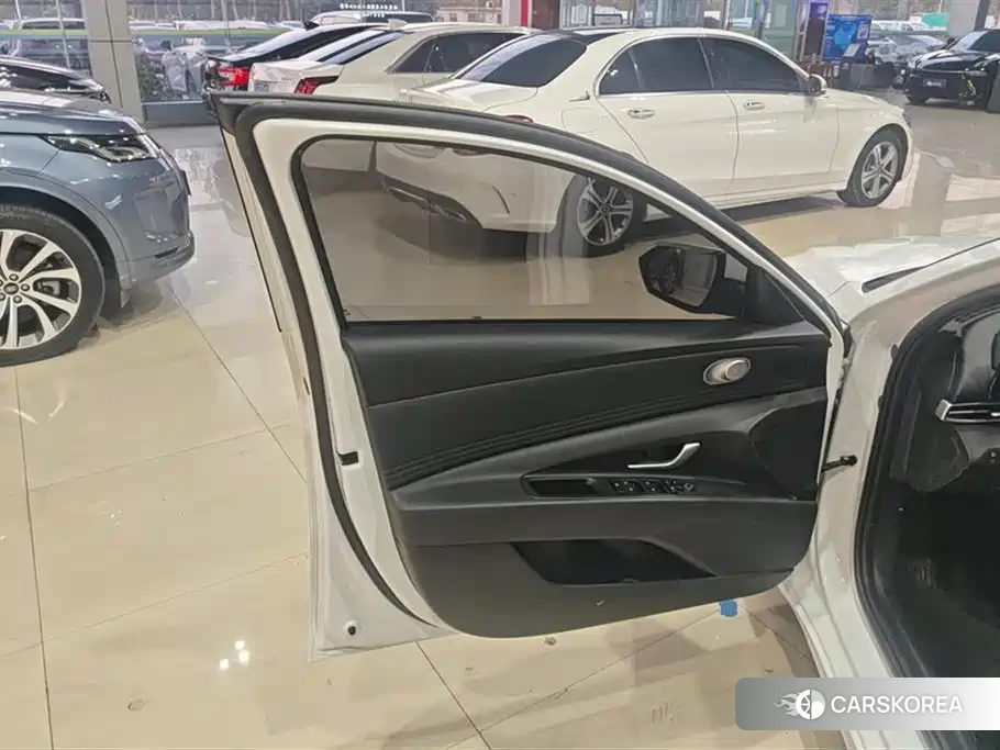 Hyundai Elantra 2023 Белый из Китая