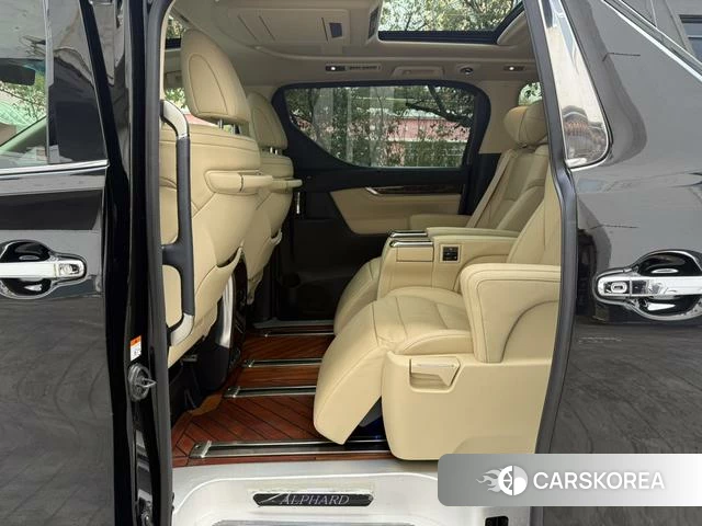 Toyota Elfa 2023 Черный из Китая