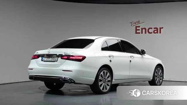 Mercedes-Benz E-Class W213 2022 Белый из Кореи