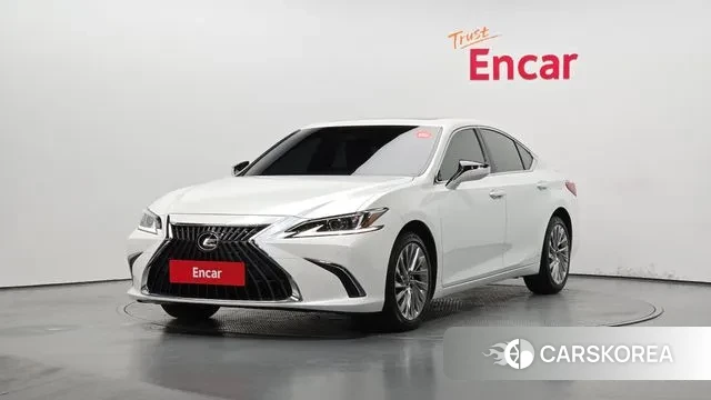 Lexus ES300h 7th generation 2023 Белый из Кореи