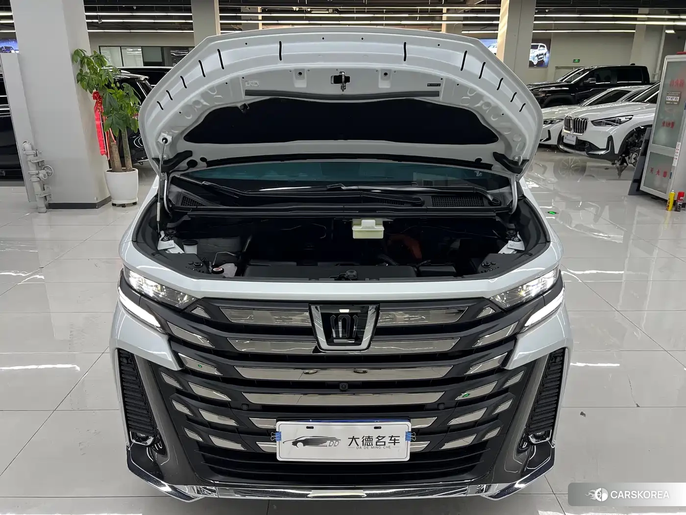 Toyota Vellfire 2024 Белый из Китая