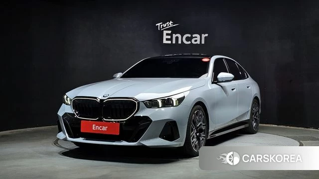 BMW 5 Series (G60) 2025 Серебристо-серый из Кореи