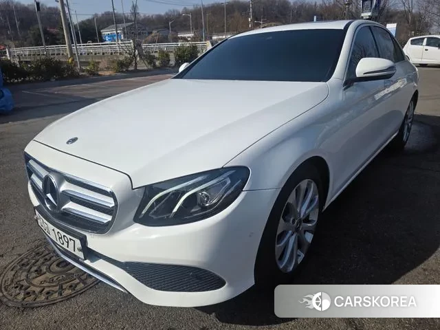 Mercedes-Benz E-Class W213 2018 Белый из Кореи
