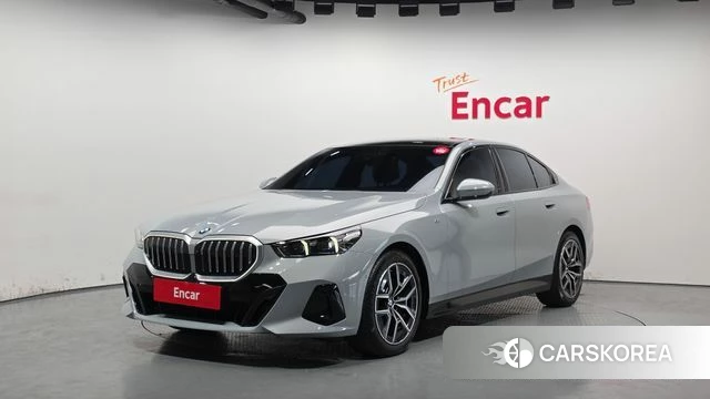 BMW 5 Series (G60) 2025 Серебристо-серый из Кореи