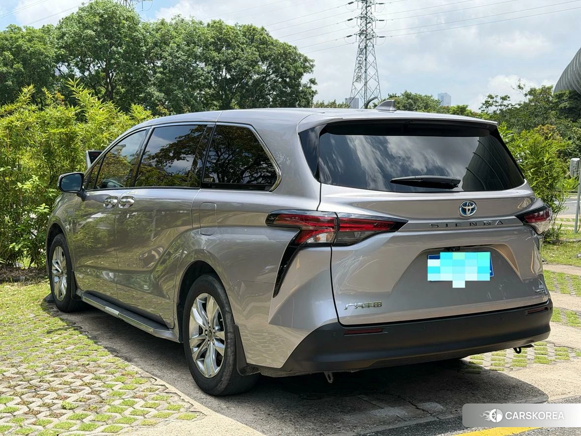 Toyota Saina 2023 Серебристо-серый из Китая