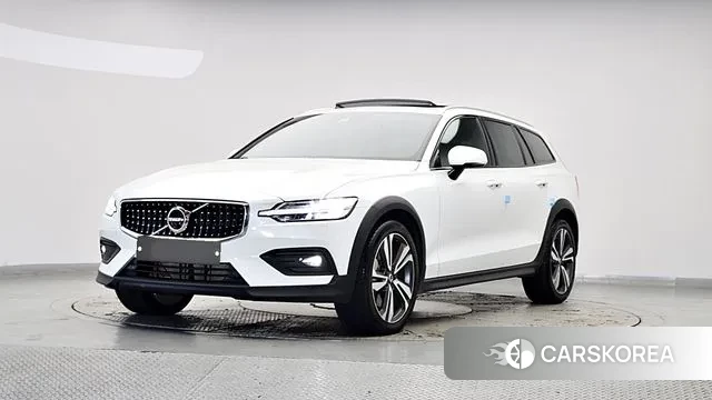 Volvo V60 Cross-Country 2nd Generation 2021 Белый из Кореи