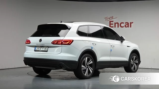 Volkswagen Touareg 3rd generation 2023 Белый из Кореи