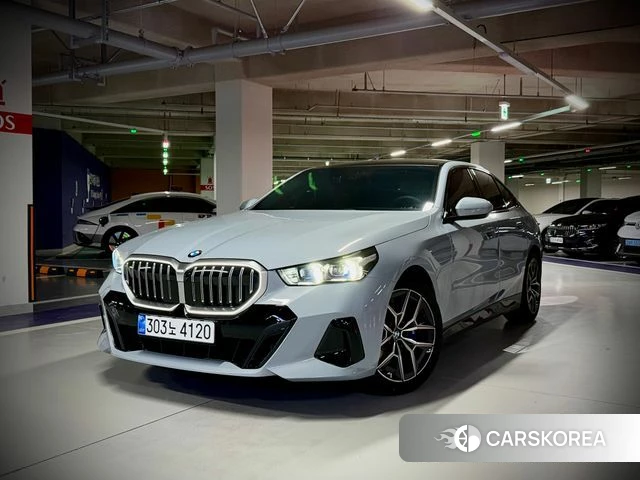 BMW 5 Series (G60) 2026 Светло-серебряный цвет из Кореи