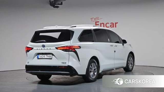 Toyota Sienna 4th Generation 2022 Белый из Кореи