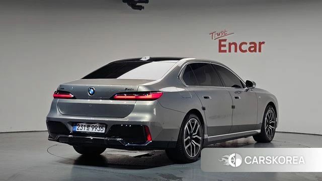 BMW 7 Series (G70) 2023 Серебристо-серый из Кореи